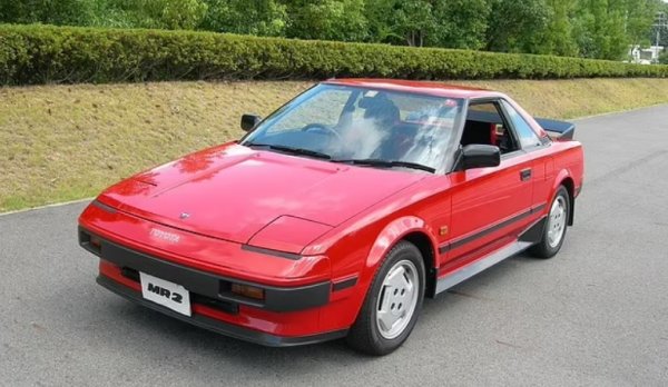 Когато MR2 се появи през 1984, шокира автомобилния свят. Дойде в Европа година по-късно и се превърна в първия от серията изключително успешни спортни автомобили за Toyota. Дотогава нито един японски производител дори не се беше опитвал да продаде компактен спортен автомобил със средно разположен двигател Особено такъв, който е достъпен за феновете от работническата класа.

Излезе на пазара през 1985 година с 1,6-литров 16-клапанов двигател, споделен с Corolla GT, и осигуряващ изобилие от мощност. Колата можеше да се похвали с максимална скорост от 200 км в час и способност да спринтира от място до 100 км/ч само за 8,4 секунди. Това правеше MR2 по-бърз от повечето конкуренти.
Версия с компресор беше пусната в Япония, но никога официално в Европа, макар че много бройки бяха внесени. По-късно колата се предлагаше с T-образен покрив и панели, които могат да бъдат премахнати. MR2 беше избран за автомобил на годината в Япония за 1984-85 година и проправи успешния път на две поколения. Цените се покачват през последните години.
